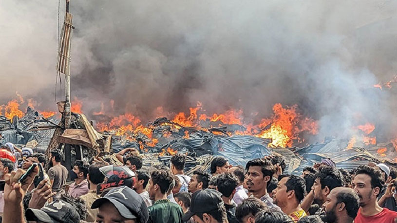 ভয়াবহ আকার ধারণ করেছে মহানগর শপিং কমপ্লেক্সে আগুন – PBA Agency For Photo  News